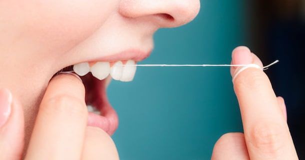 آیا نخ دندان باعث فاصله بین دندان ها می شود؟